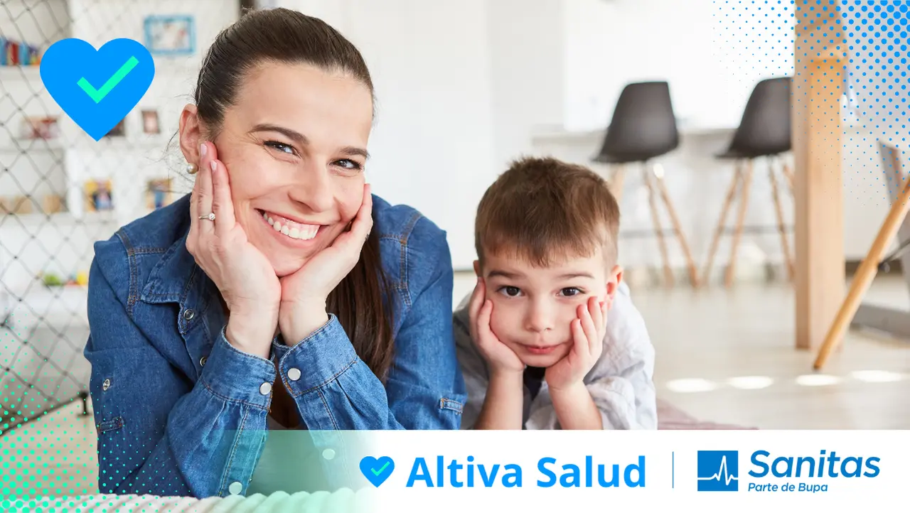 Mujer y niño felices al contratar un seguro médico privado