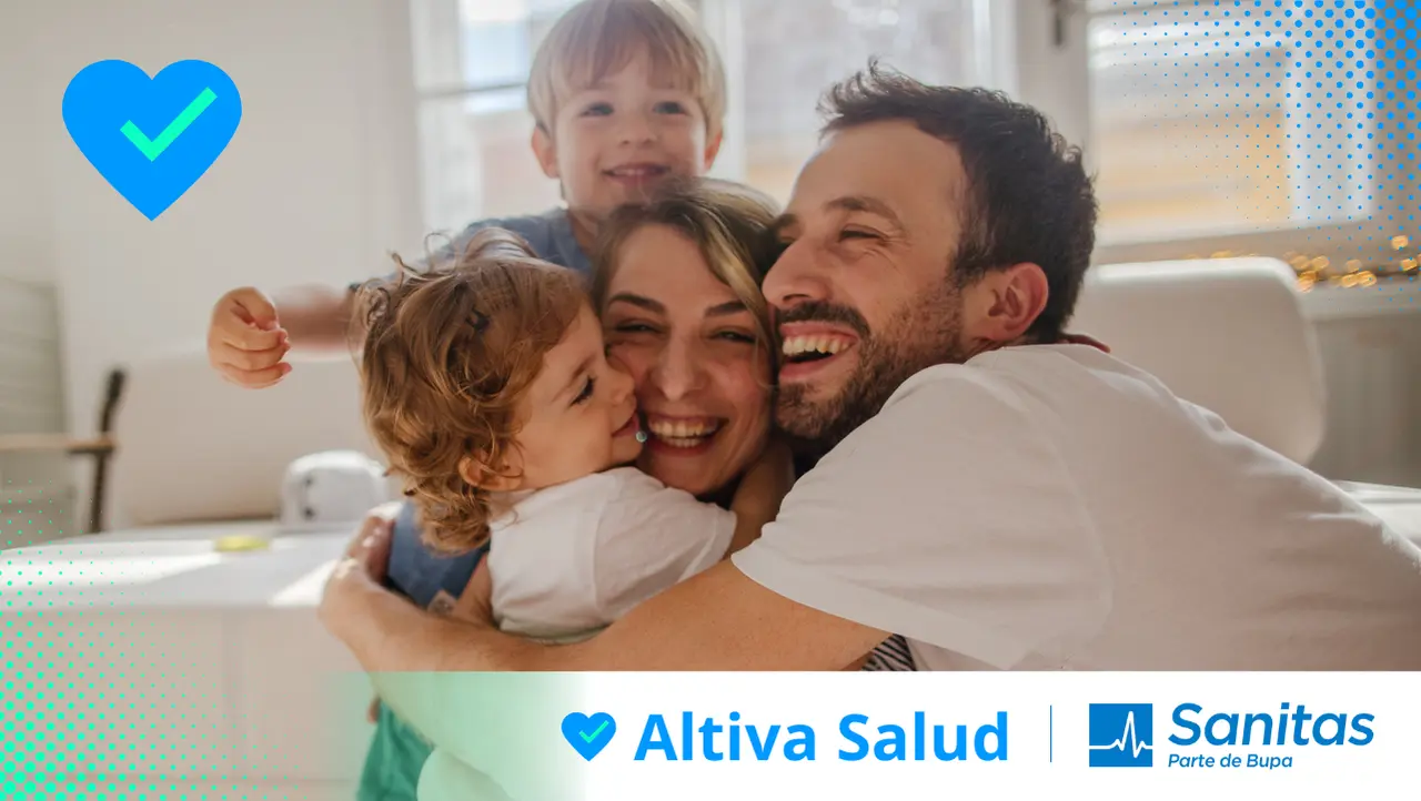 Familia de dos niños, un hombre y mujer abrazándose por estar asegurados con Seguro Médico Privado Sanitas Más Salud Familiar Barcelona