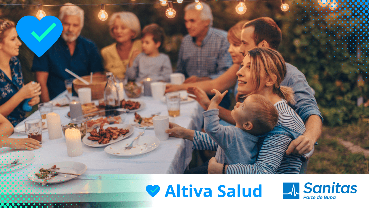 Familia integrada por mujer, niño, adultos seniors, abuelos asegurados con seguros sanitas