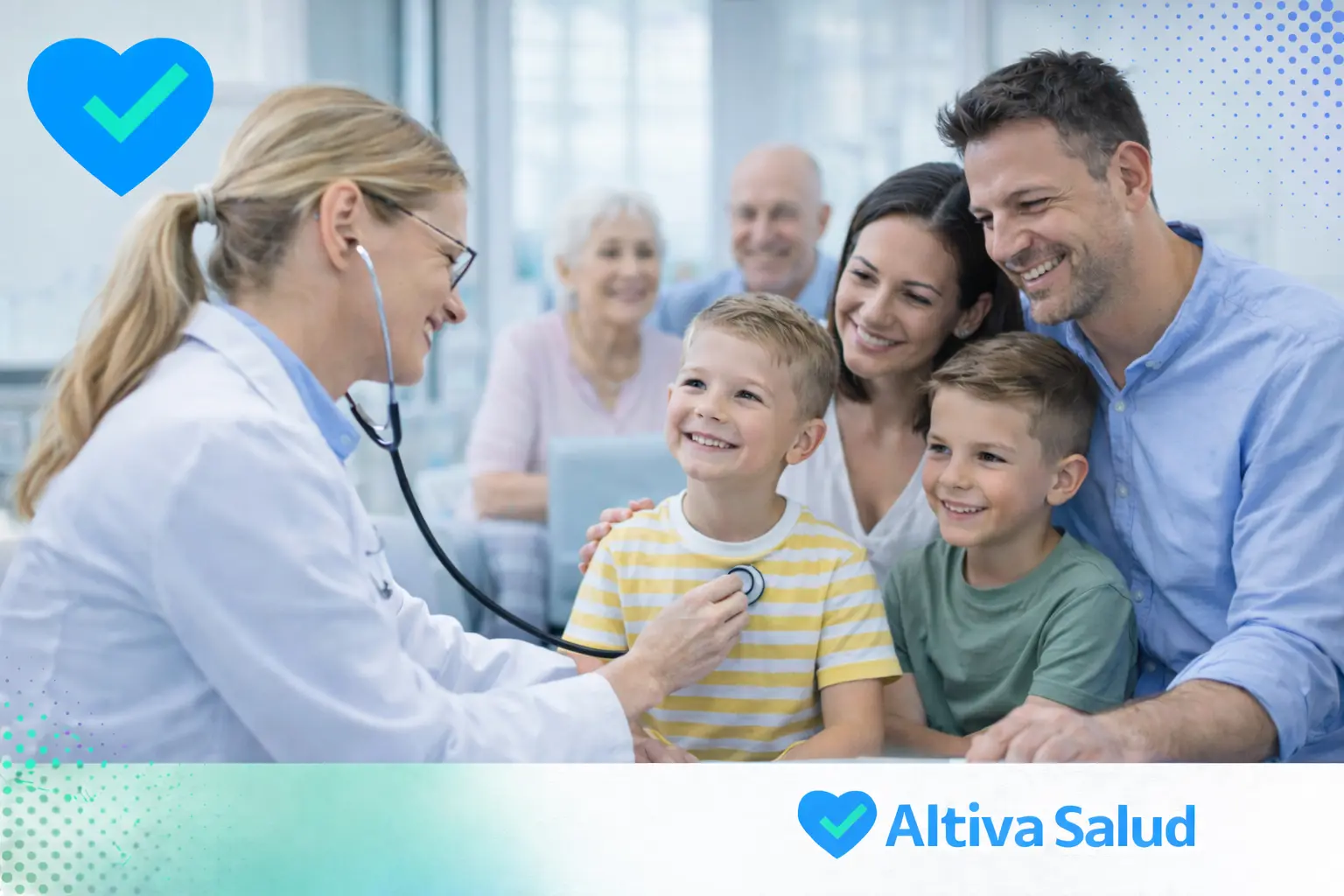 Familia con hijos pequeños que disfruta de un seguro médico privado sin copago en Barcelona