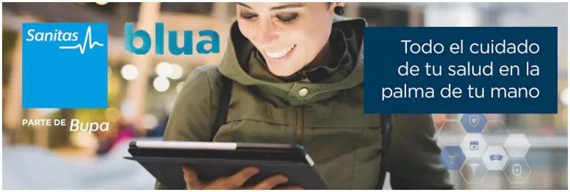 Mujer con tablet disfrutando de blua de Sanitas